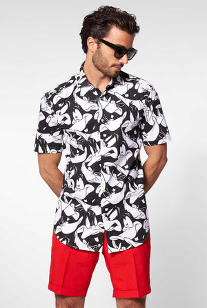 Man wearing summer shirt with Daffy Duck Looney Tunes print