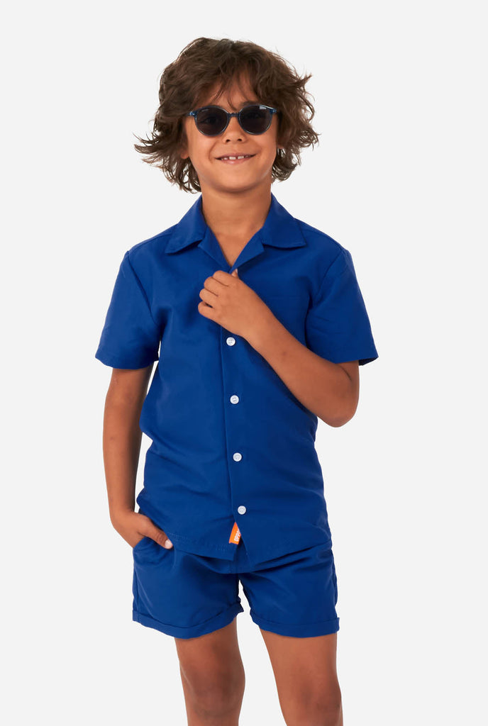 Boy wearing dark blue summer set, consisting of shorts and shirt